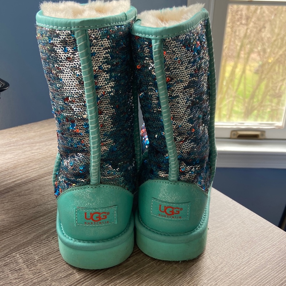 Color changing blue sparkle UGGs Women’s 9